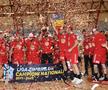 Dinamo a învins-o categoric pe rivala CSA Steaua, scor 30-24, în derby-ul rundei cu numărul 25 din Liga Națională de handbal masculin. Elevii lui Xavi Pascual au sărbătorit astăzi câștigarea titlului.