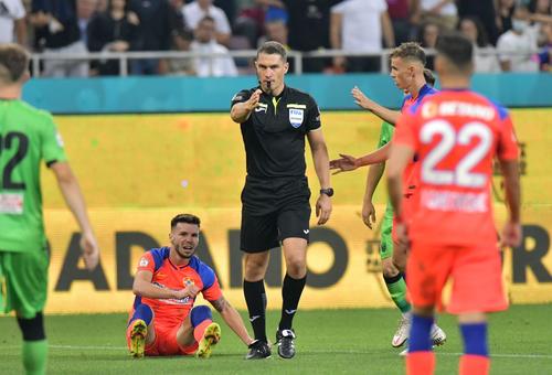 În etapa din acest weekend, cel mai bun arbitru al României nu va avea niciun meci în Liga 1. Istvan Kovacs (37 de ani) a fost recompensat de Kyros Vassaras cu o delegare la un meci în campionatul Arabiei Saudite.