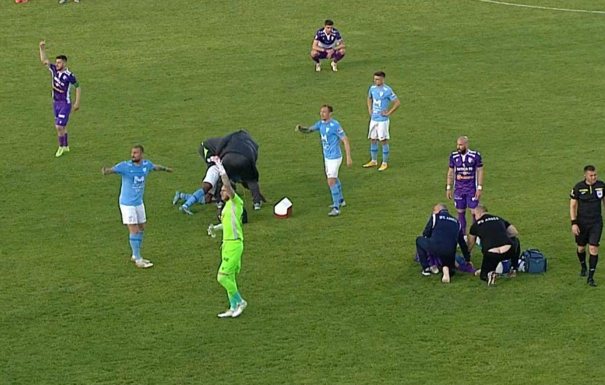 FC Argeș - FC Voluntari, ambulanțe pe gazon / FOTO: Captură @Orange
