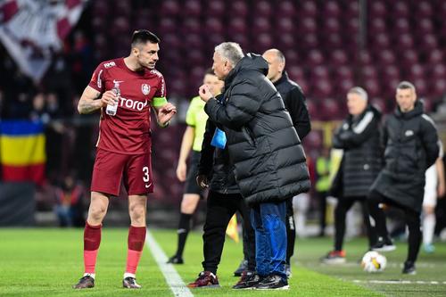 „De ce a trebuit să schimbi sistemul?” » Jucătorii de la CFR, reproșuri la adresa lui Petrescu/ foto: Imago Images