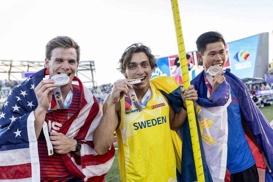 Chris Nilsen, Armand Duplantis și Ernest Obiena, cei trei medaliați mondiali din 2022 în proba de săritură cu prăjină FOTO Imago Images La Campionatele Mondiale de judo de la Doha, medaliații sunt recompensați și cu premii în bani + Care sunt sumele în alte sporturi