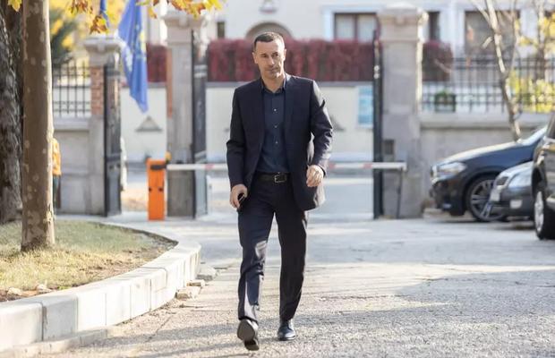 „Rețeaua Albanezu”. Dezvăluirile făcute de „România, te iubesc” despre prim-vicepreședintele PNL Iulian Dumitrescu au avut dublul audienței celor 5 televiziuni de știri luate împreună, dar politicienii din toate partidele se fac că nu există