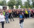 Party pe gazon! TOȚI jucătorii de la FCSB s-au îmbrăcat de gală: Chiricheș și Ngezana au ieșit în evidentă + Mesajul de pe tricoul lui MM Stoica