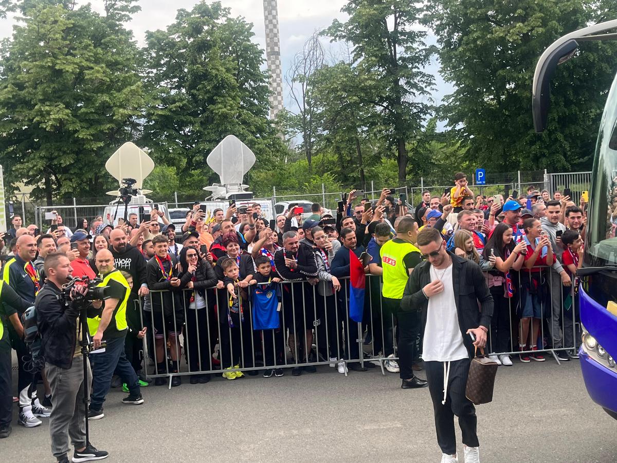 Party pe gazon! TOȚI jucătorii de la FCSB s-au îmbrăcat de gală: Chiricheș și Ngezana au ieșit în evidentă + Mesajul de pe tricoul lui MM Stoica