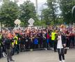 Party pe gazon! TOȚI jucătorii de la FCSB s-au îmbrăcat de gală: Chiricheș și Ngezana au ieșit în evidentă + Mesajul de pe tricoul lui MM Stoica