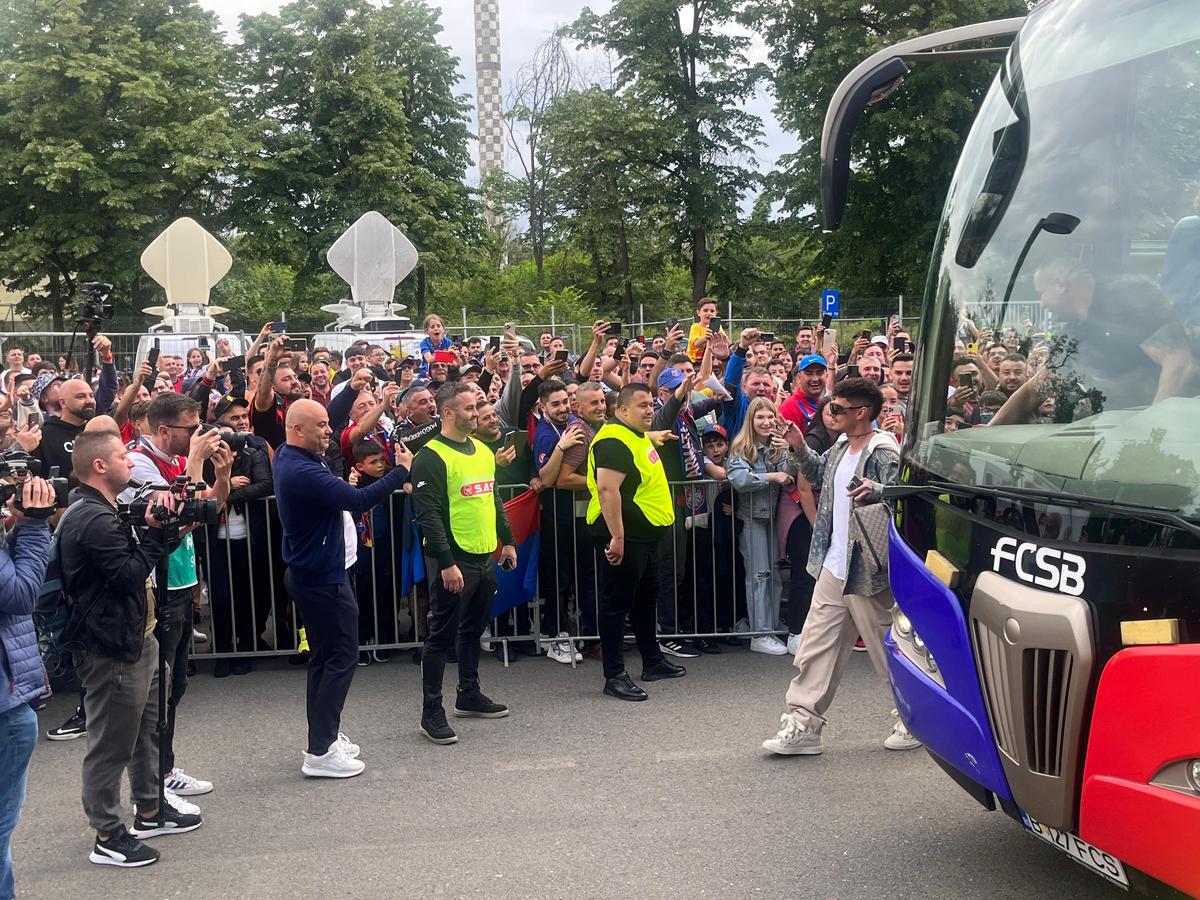 Party pe gazon! TOȚI jucătorii de la FCSB s-au îmbrăcat de gală: Chiricheș și Ngezana au ieșit în evidentă + Mesajul de pe tricoul lui MM Stoica