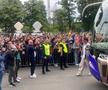 Party pe gazon! TOȚI jucătorii de la FCSB s-au îmbrăcat de gală: Chiricheș și Ngezana au ieșit în evidentă + Mesajul de pe tricoul lui MM Stoica