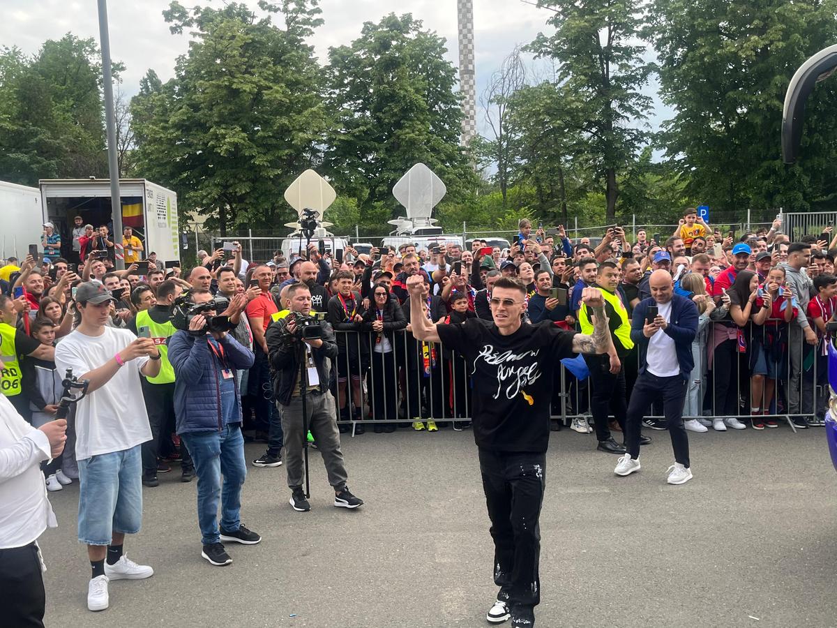 Party pe gazon! TOȚI jucătorii de la FCSB s-au îmbrăcat de gală: Chiricheș și Ngezana au ieșit în evidentă + Mesajul de pe tricoul lui MM Stoica