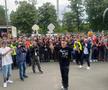 Party pe gazon! TOȚI jucătorii de la FCSB s-au îmbrăcat de gală: Chiricheș și Ngezana au ieșit în evidentă + Mesajul de pe tricoul lui MM Stoica