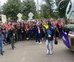 Party pe gazon! TOȚI jucătorii de la FCSB s-au îmbrăcat de gală: Chiricheș și Ngezana au ieșit în evidentă + Mesajul de pe tricoul lui MM Stoica
