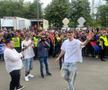 Party pe gazon! TOȚI jucătorii de la FCSB s-au îmbrăcat de gală: Chiricheș și Ngezana au ieșit în evidentă + Mesajul de pe tricoul lui MM Stoica