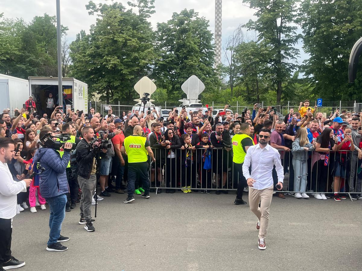Party pe gazon! TOȚI jucătorii de la FCSB s-au îmbrăcat de gală: Chiricheș și Ngezana au ieșit în evidentă + Mesajul de pe tricoul lui MM Stoica