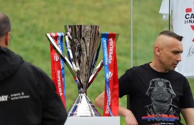 Cum arată trofeul pe care-l va primi FCSB » Fanii stau la coadă pentru a se fotografia cu el, la Arena Națională