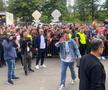 Party pe gazon! TOȚI jucătorii de la FCSB s-au îmbrăcat de gală: Chiricheș și Ngezana au ieșit în evidentă + Mesajul de pe tricoul lui MM Stoica