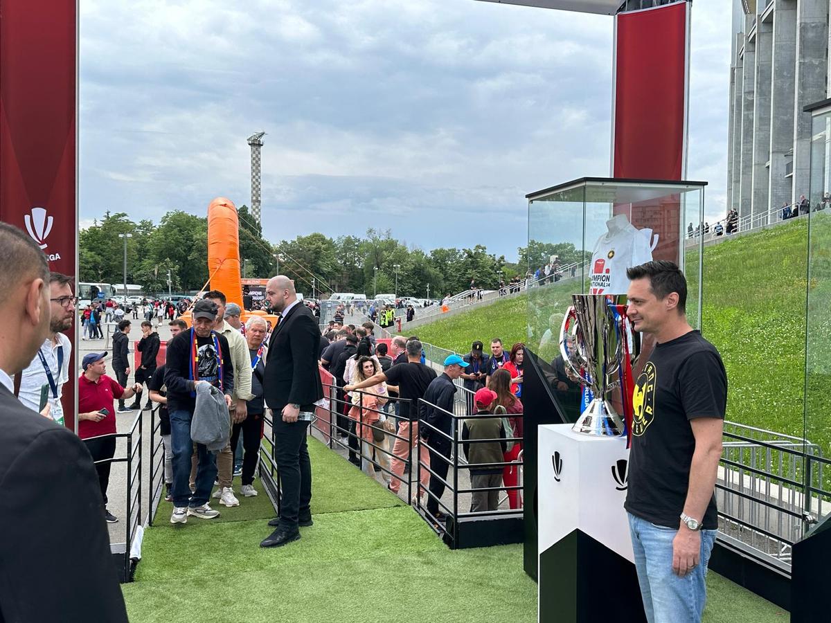 Cum arată trofeul pe care-l va primi FCSB » Fanii stau la coadă pentru a se fotografia cu el, la Arena Națională