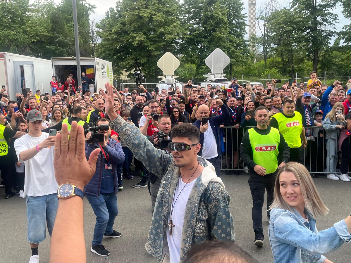 Party pe gazon! TOȚI jucătorii de la FCSB s-au îmbrăcat de gală: Chiricheș și Ngezana au ieșit în evidentă + Mesajul de pe tricoul lui MM Stoica