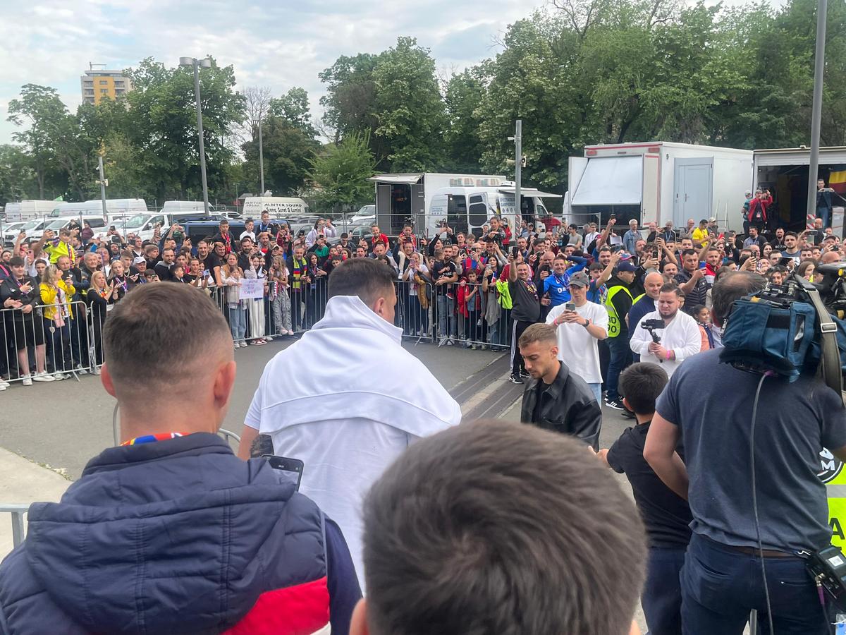 Party pe gazon! TOȚI jucătorii de la FCSB s-au îmbrăcat de gală: Chiricheș și Ngezana au ieșit în evidentă + Mesajul de pe tricoul lui MM Stoica