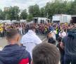 Party pe gazon! TOȚI jucătorii de la FCSB s-au îmbrăcat de gală: Chiricheș și Ngezana au ieșit în evidentă + Mesajul de pe tricoul lui MM Stoica