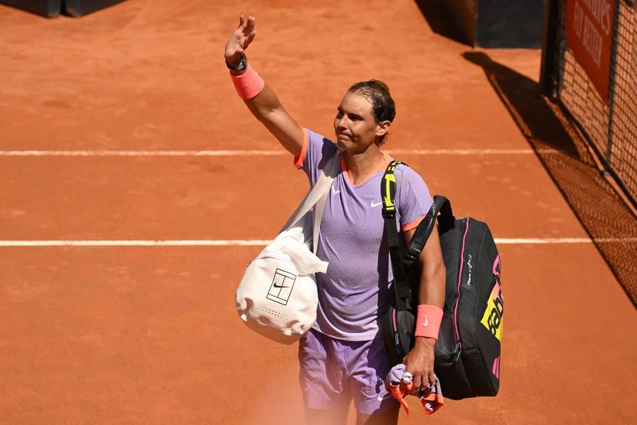 Rafael Nadal părăsind terenul după partida din turul al doilea FOTO Imago Images Imagini COPLEȘITOARE la Roma! Rafael Nadal, aclamat de mii de fani după ce a fost învins + Roland Garros, în pericol?