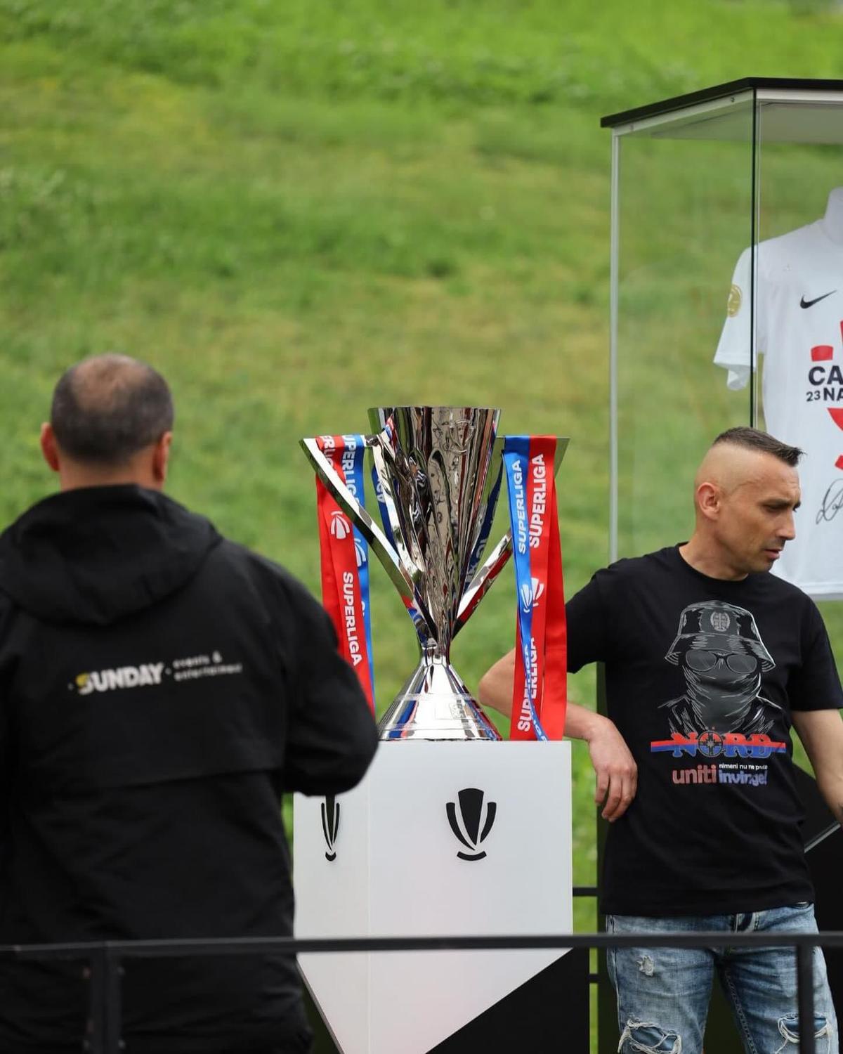 Cum arată trofeul pe care-l va primi FCSB » Fanii stau la coadă pentru a se fotografia cu el, la Arena Națională