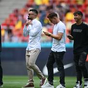 Valentin Crețu, fundașul FCSB, își aranjează cămașa, foto: Raed Krishan / GSP