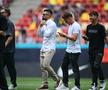 Valentin Crețu, fundașul FCSB, își aranjează cămașa, foto: Raed Krishan / GSP