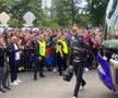 Party pe gazon! TOȚI jucătorii de la FCSB s-au îmbrăcat de gală: Chiricheș și Ngezana au ieșit în evidentă + Mesajul de pe tricoul lui MM Stoica