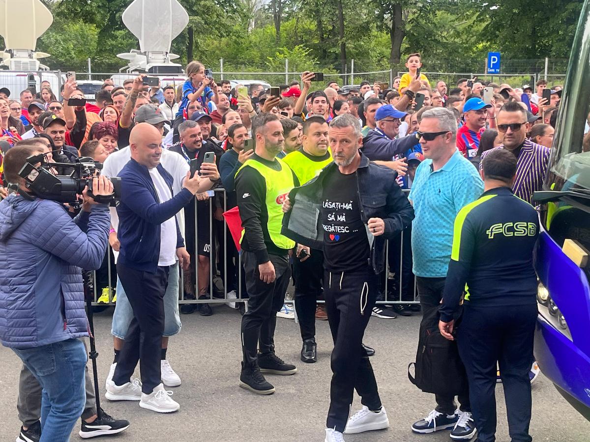 Party pe gazon! TOȚI jucătorii de la FCSB s-au îmbrăcat de gală: Chiricheș și Ngezana au ieșit în evidentă + Mesajul de pe tricoul lui MM Stoica