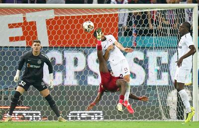 FCSB - CFR Cluj 0-1 » Otele a tăiat cu „foarfeca”, dar nu mai contează! FCSB, petrecere în valuri și lumini, după 9 ani de secetă și zgomot distructiv