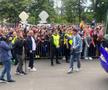Party pe gazon! TOȚI jucătorii de la FCSB s-au îmbrăcat de gală: Chiricheș și Ngezana au ieșit în evidentă + Mesajul de pe tricoul lui MM Stoica