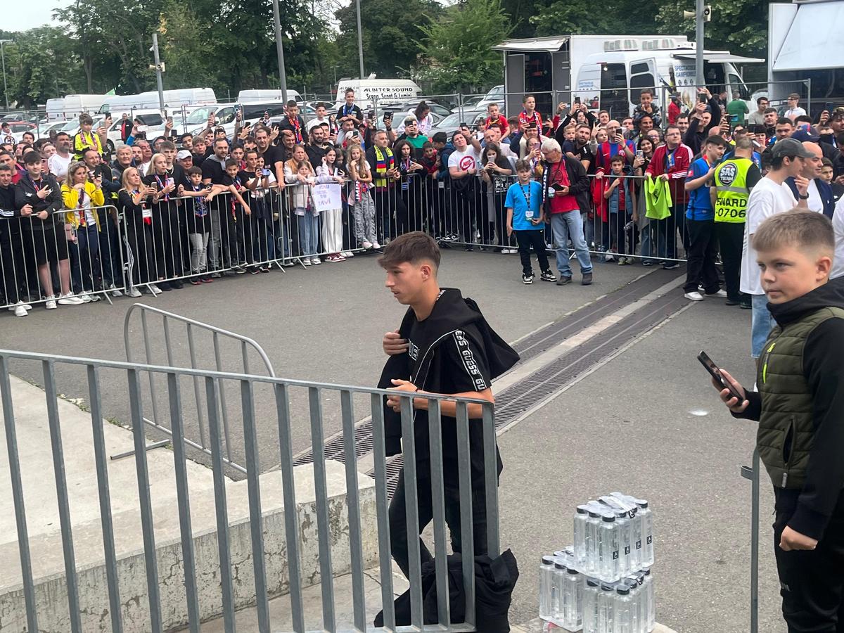 Party pe gazon! TOȚI jucătorii de la FCSB s-au îmbrăcat de gală: Chiricheș și Ngezana au ieșit în evidentă + Mesajul de pe tricoul lui MM Stoica