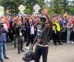 Party pe gazon! TOȚI jucătorii de la FCSB s-au îmbrăcat de gală: Chiricheș și Ngezana au ieșit în evidentă + Mesajul de pe tricoul lui MM Stoica