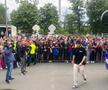 Party pe gazon! TOȚI jucătorii de la FCSB s-au îmbrăcat de gală: Chiricheș și Ngezana au ieșit în evidentă + Mesajul de pe tricoul lui MM Stoica
