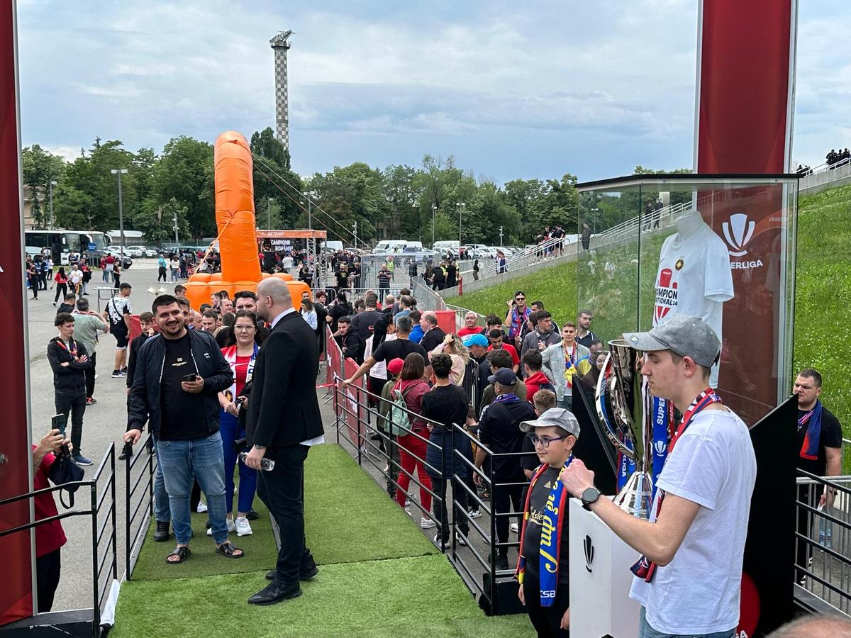Cum arată trofeul pe care-l va primi FCSB » Fanii stau la coadă pentru a se fotografia cu el, la Arena Națională