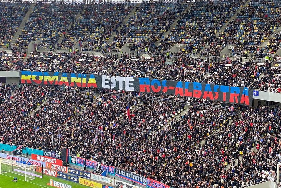 Scenografia pregătită de ultrașii FCSB înainte de meci FCSB - CFR Cluj 0-1 » Otele a tăiat cu „foarfeca”, dar nu mai contează! FCSB, petrecere în valuri și lumini, după 9 ani de secetă și zgomot distructiv