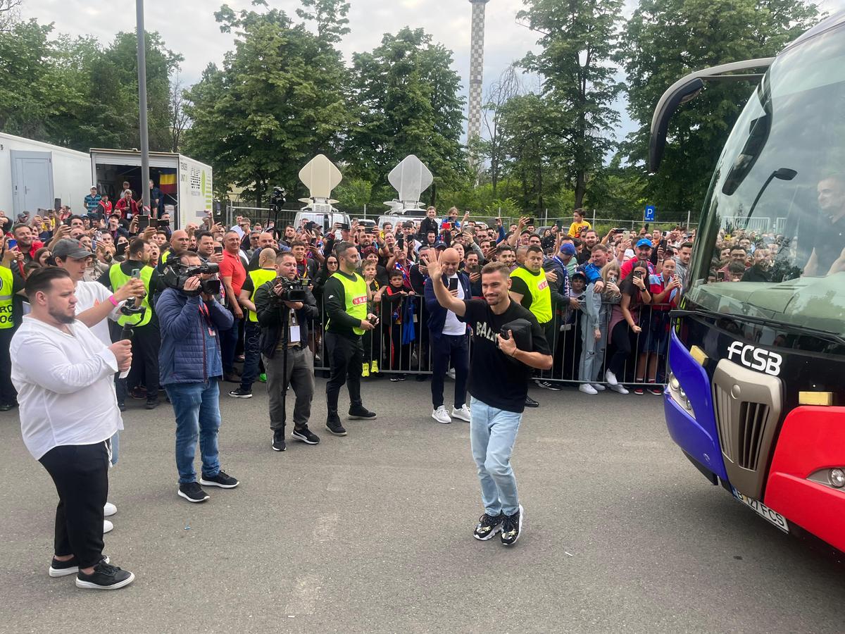 Party pe gazon! TOȚI jucătorii de la FCSB s-au îmbrăcat de gală: Chiricheș și Ngezana au ieșit în evidentă + Mesajul de pe tricoul lui MM Stoica