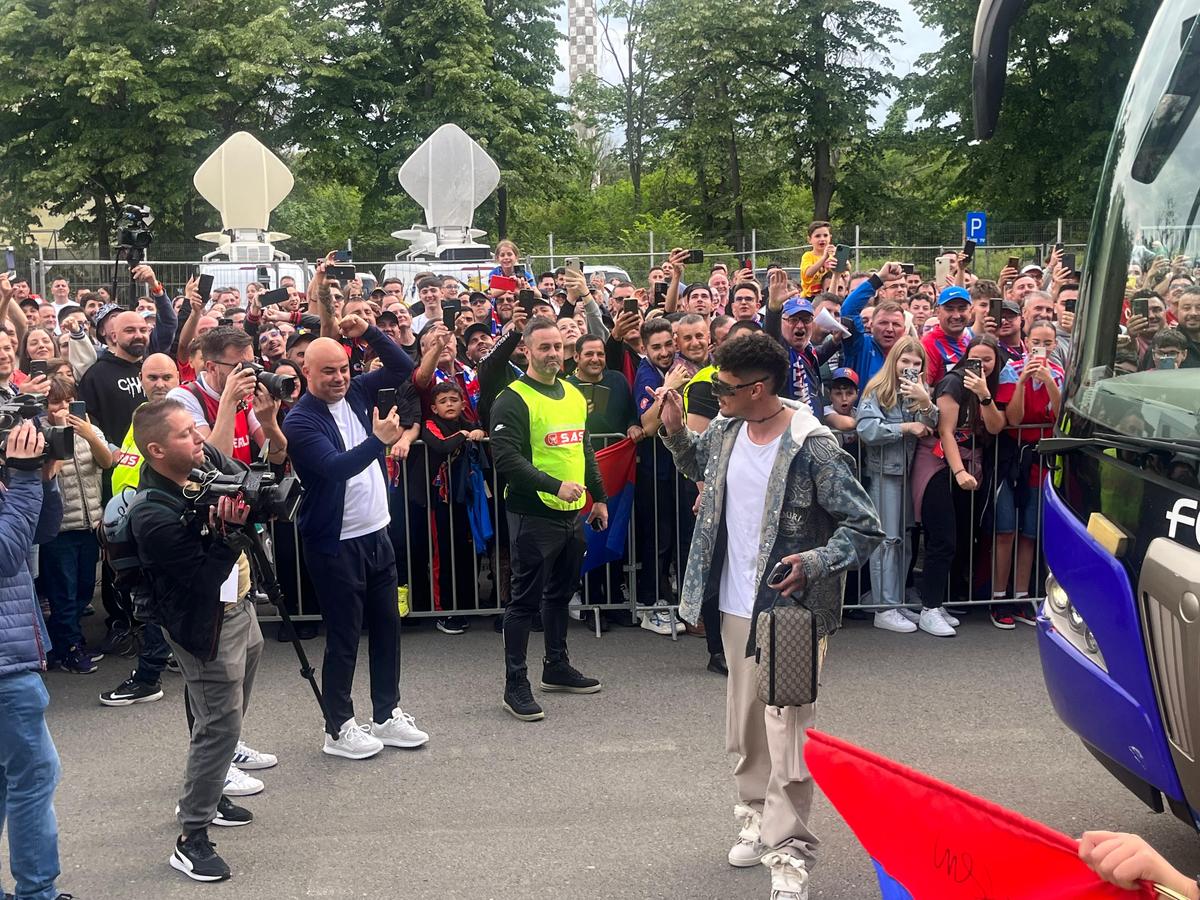Party pe gazon! TOȚI jucătorii de la FCSB s-au îmbrăcat de gală: Chiricheș și Ngezana au ieșit în evidentă + Mesajul de pe tricoul lui MM Stoica