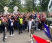 Party pe gazon! TOȚI jucătorii de la FCSB s-au îmbrăcat de gală: Chiricheș și Ngezana au ieșit în evidentă + Mesajul de pe tricoul lui MM Stoica
