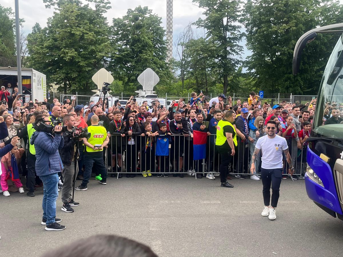 Party pe gazon! TOȚI jucătorii de la FCSB s-au îmbrăcat de gală: Chiricheș și Ngezana au ieșit în evidentă + Mesajul de pe tricoul lui MM Stoica