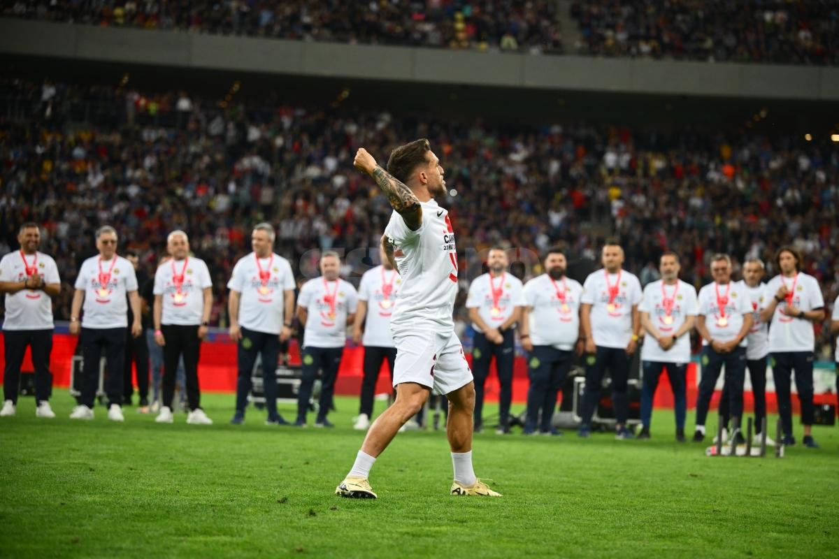 FCSB, sărbătoare de titlu » Ilie Năstase, în haină militară, a participat la festivitatea de premiere!