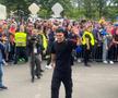 Party pe gazon! TOȚI jucătorii de la FCSB s-au îmbrăcat de gală: Chiricheș și Ngezana au ieșit în evidentă + Mesajul de pe tricoul lui MM Stoica