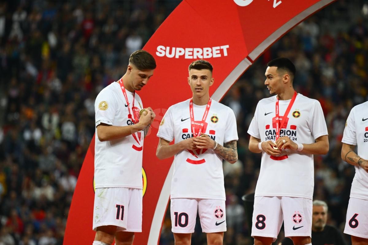 Imagini SENZAȚIONALE de la petrecerea campionilor » Florinel Coman, dedicații până în zorii zilei: „Atacant de meserie, și când stă pe loc înscrie!”