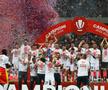 Roș-albaștrii ridică trofeul. FOTO: Raed Krishan