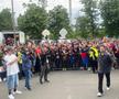 Party pe gazon! TOȚI jucătorii de la FCSB s-au îmbrăcat de gală: Chiricheș și Ngezana au ieșit în evidentă + Mesajul de pe tricoul lui MM Stoica