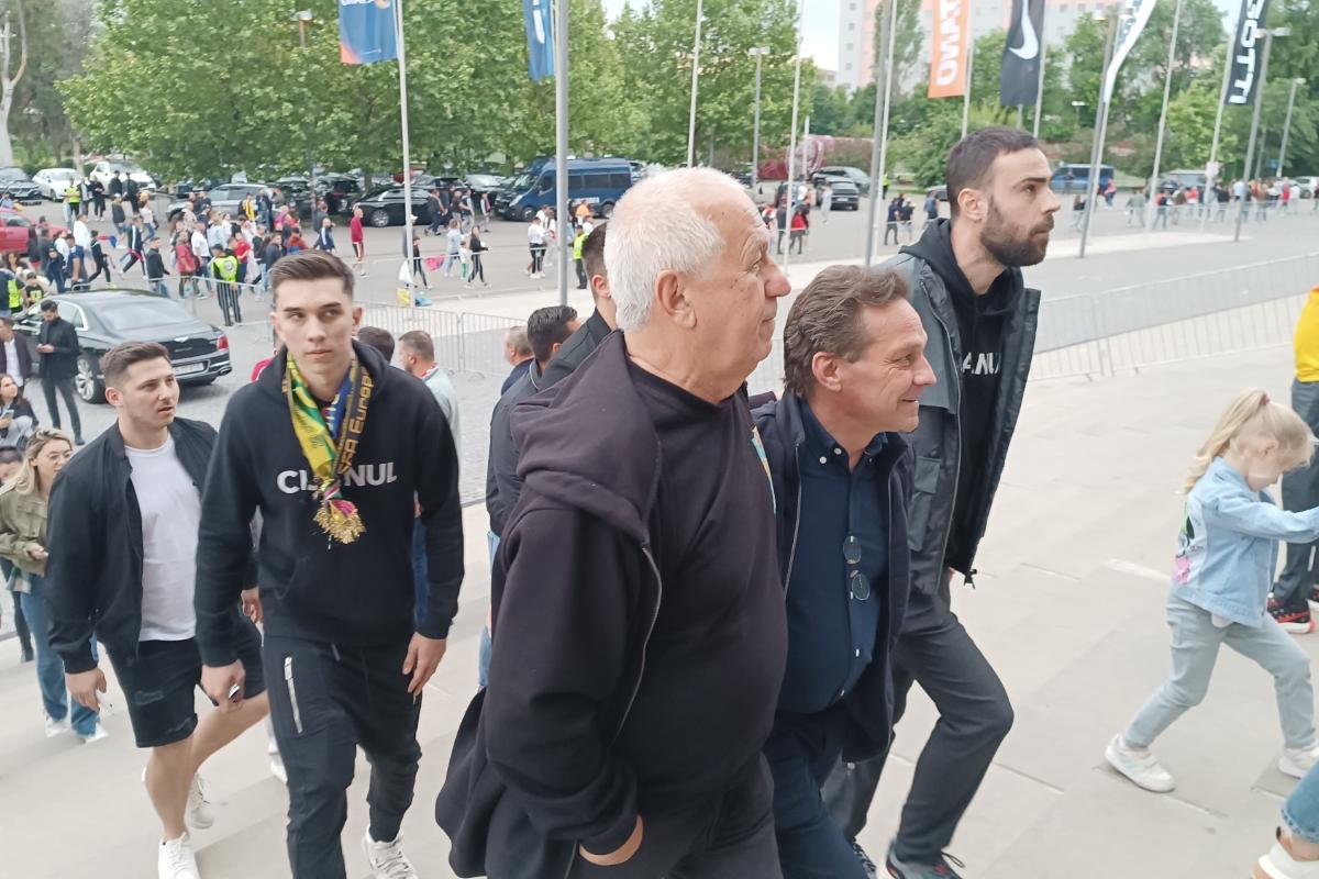 De la vedetele din „Clanul” la „frații din pustiu” ai lui Gigi Becali » Prezențe deosebite pe Arena Națională la FCSB - CFR Cluj