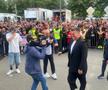 Party pe gazon! TOȚI jucătorii de la FCSB s-au îmbrăcat de gală: Chiricheș și Ngezana au ieșit în evidentă + Mesajul de pe tricoul lui MM Stoica