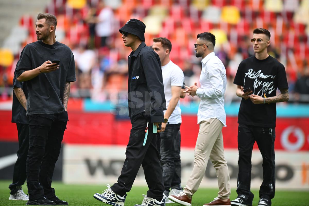 IMAGINEA SERII » Cum a fost surprins Gigi Becali la lojele Arenei Naționale, alături de unul dintre favoriții săi
