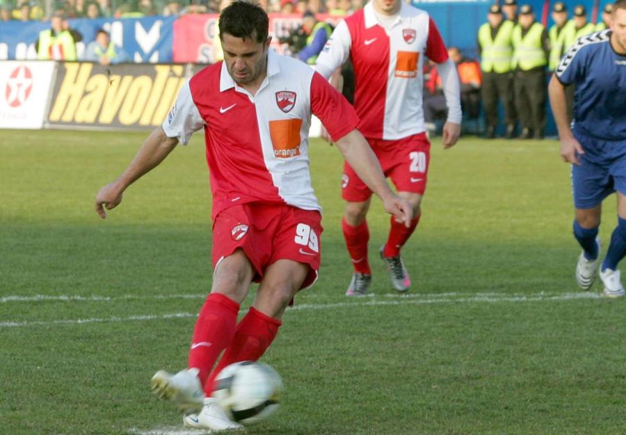 Claudiu Niculescu pe vremea când înscria goluri pentru Dinamo Pe picior de plecare de la FCSB, Florinel Coman recunoaște: „Când l-am văzut ce face, am zis «mamă, ce fotbalist, gata, țin cu Dinamo!»”