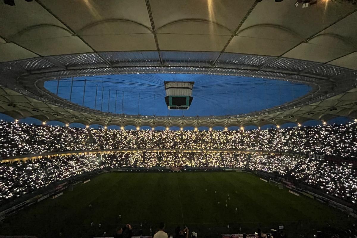 Joc spectaculos de lumini la pauza FCSB - CFR Cluj