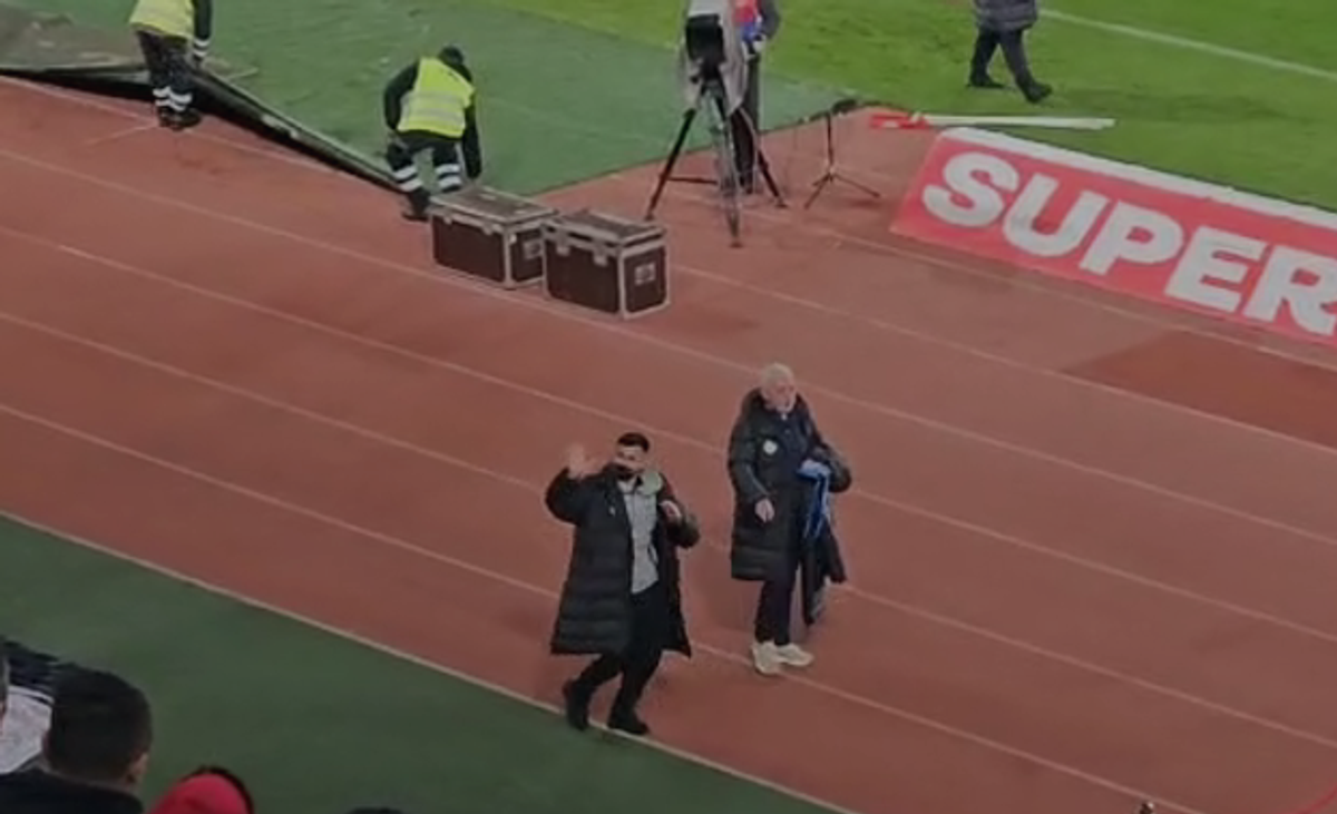 La U Cluj - FCSB s-au repetat la final scenele de anul trecut din Gruia! » Clujenii au aprins blițurile pentru a celebra campioana